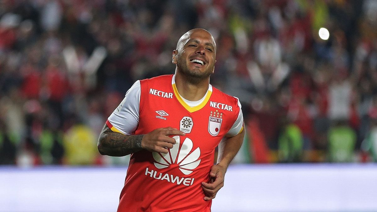 Omar Pérez celebrando con la camisa de Santa Fe