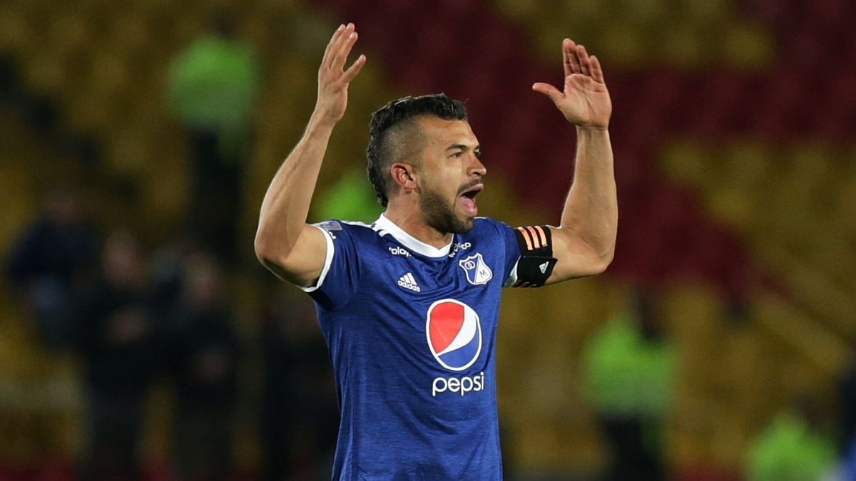 Andrés Felipe Cadavid jugando un partido con Millonarios