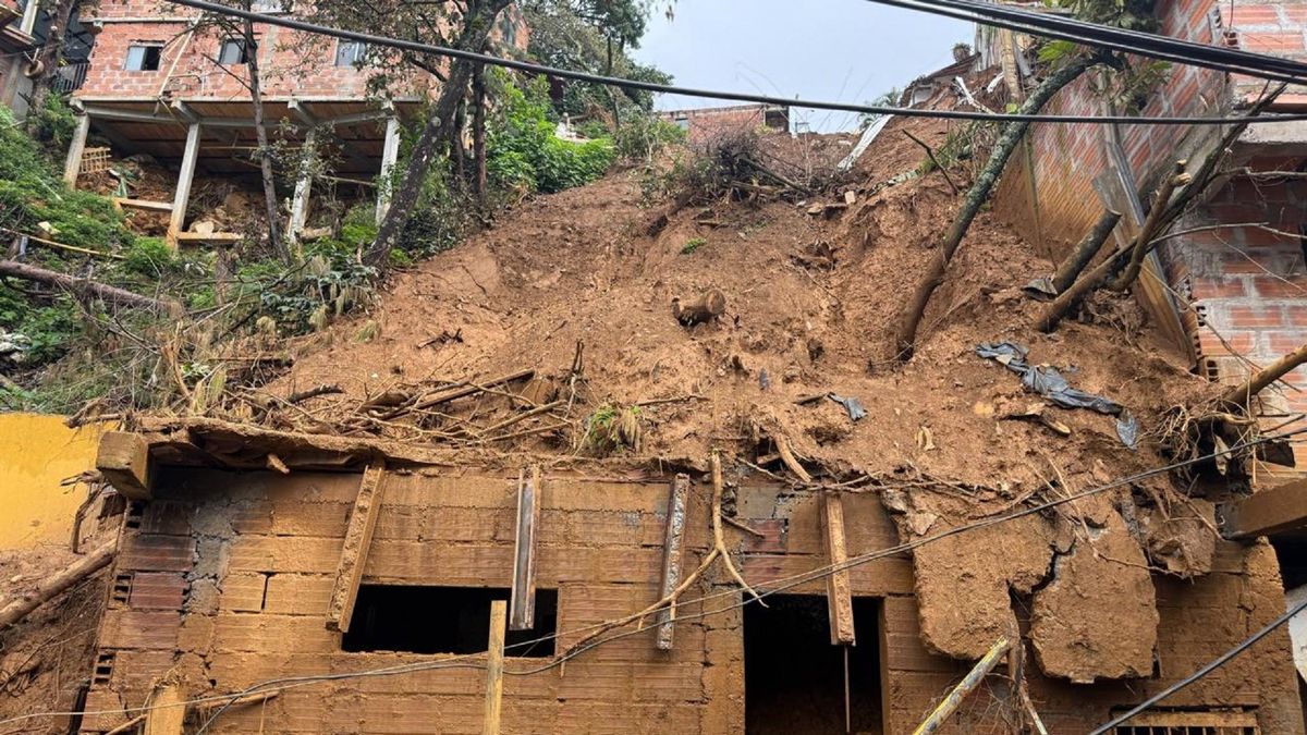 Demolerán viviendas en riesgo de desplome en Medellín