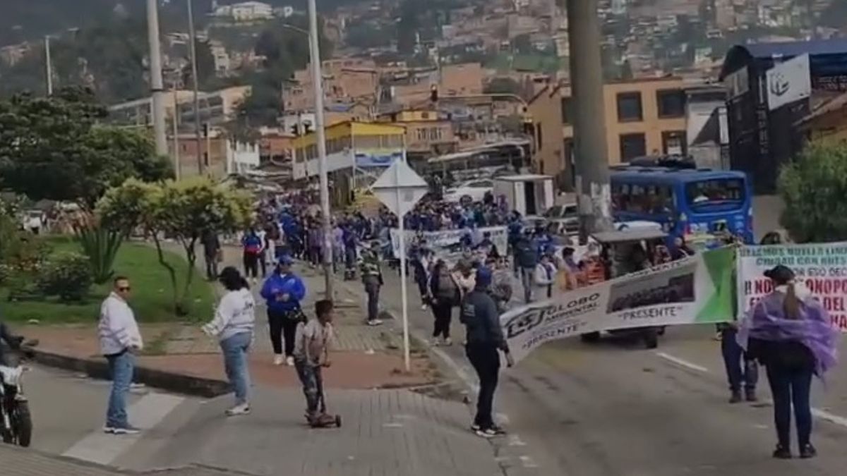 Personas movilizándose en manifestación en la Avenida Comuneros