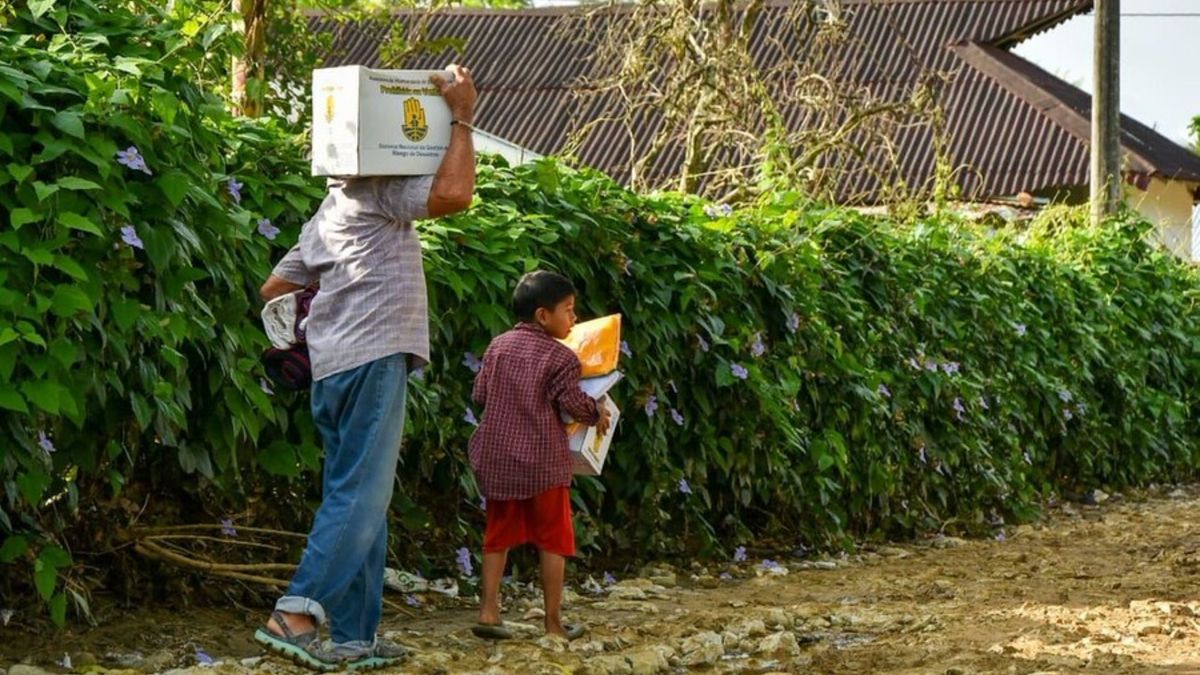 Habitantes de Córdoba recibiendo ayudas humanitarias en medio de emergencia por inundaciones