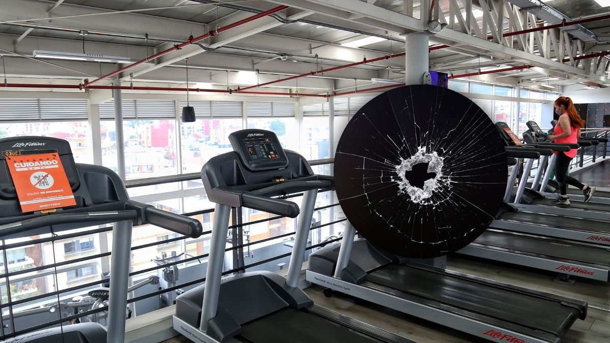 Imagen ilustrativa de un gimnasio y de impactos de bala