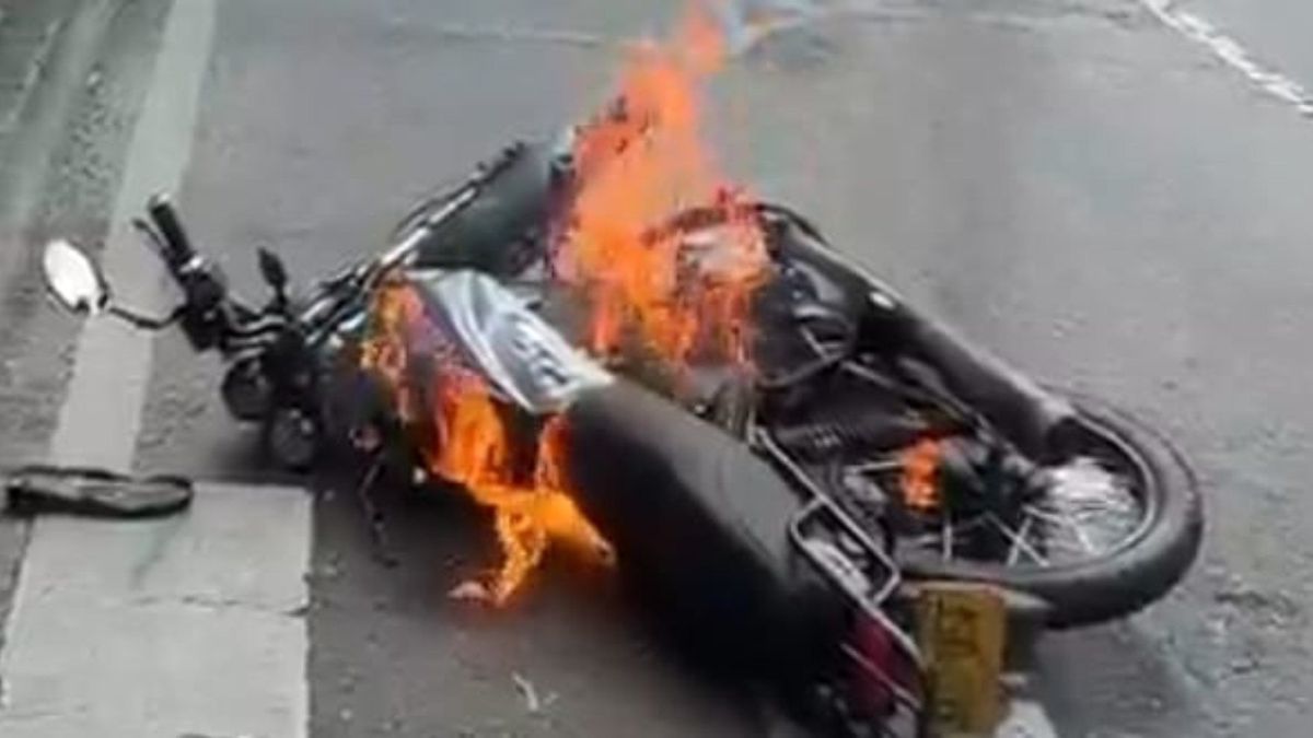 Quemaron moto a fleteros en Medellín