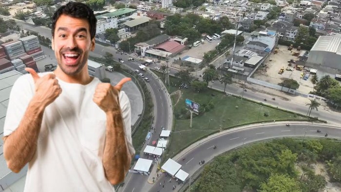 Mamonal en Cartagena (fondo) - Hombre celebrando