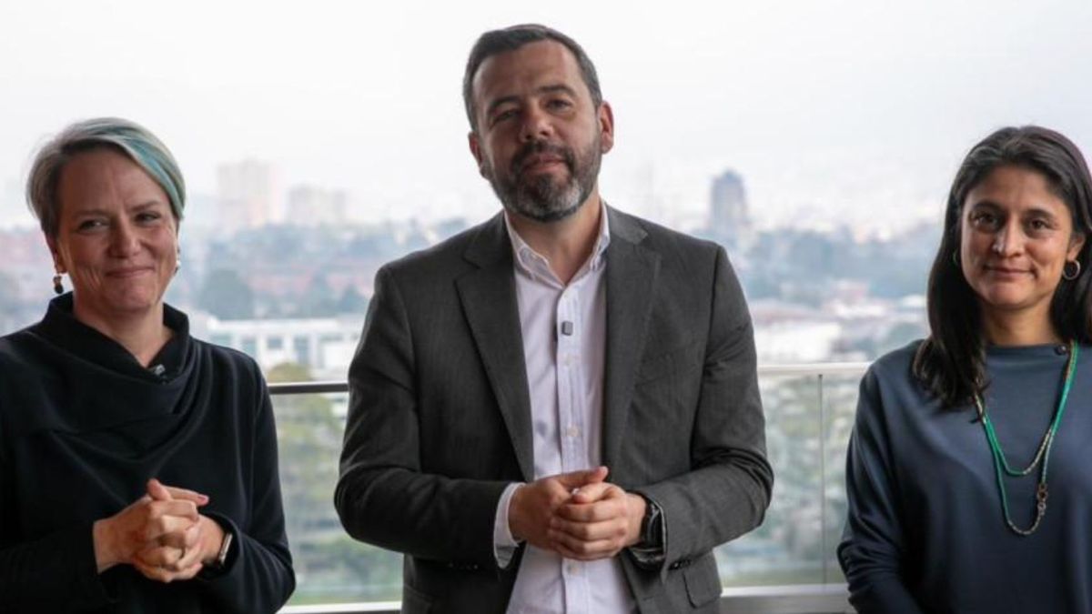 Carlos Fernando Galán y la secretaria saliente y entrante de Educación