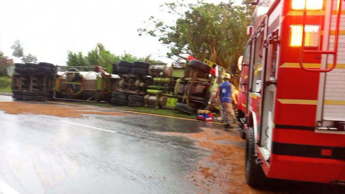 Emergencia vial en La Línea tras choques y volcamiento de carga pesada