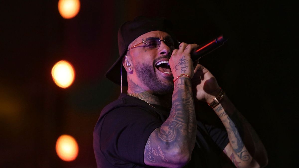 Nicky Jam cantando en concierto