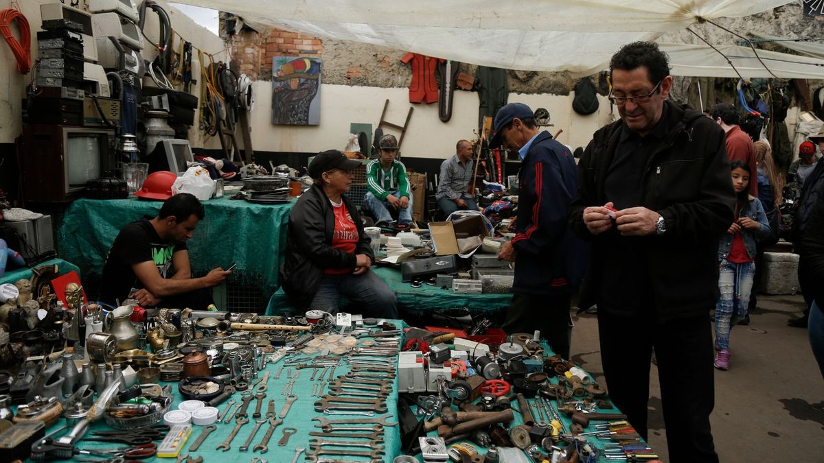 Ciudadanos comprando artículos en mercado de pulgas en Bogotá