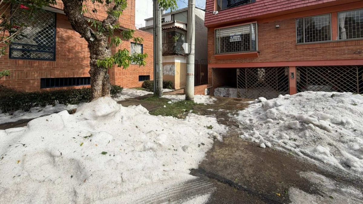 Los efectos del granizo en un barrio de la localidad de Usaquén, en el norte de Bogotá, donde las lluvias registran cifras inusuales