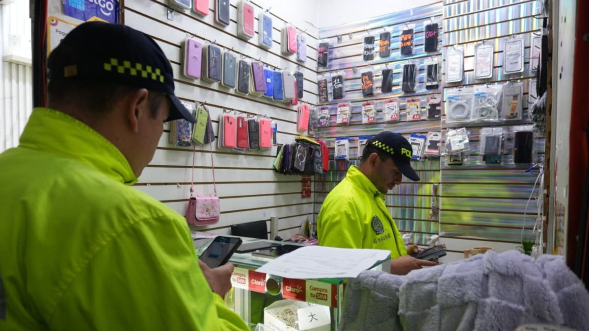 Policías inspeccionando celulares a la venta en La Pajarera