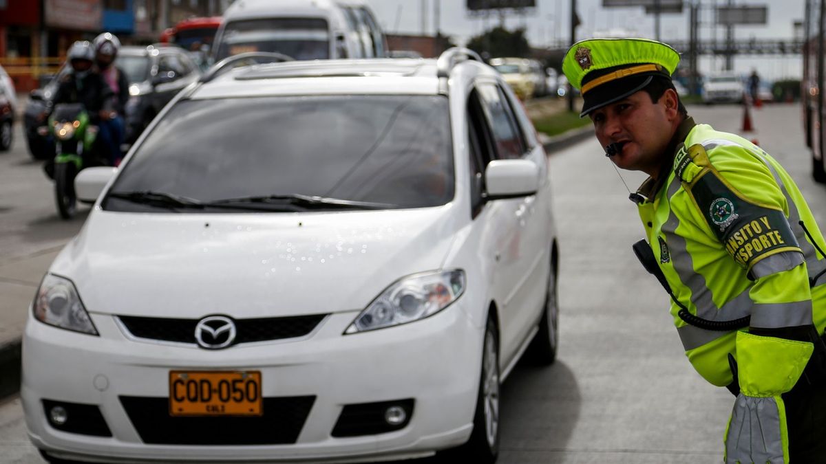 Policía de Tránsito verificando la medida del pico y placa