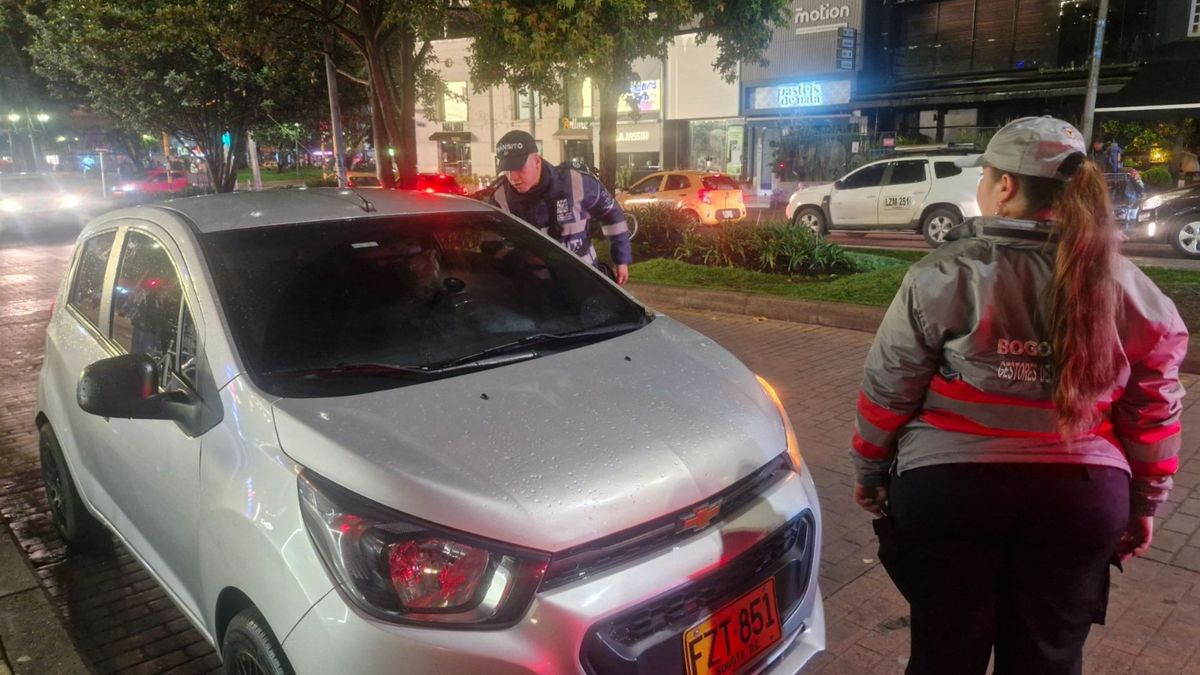 Policía verificando información de carro en la Zona T