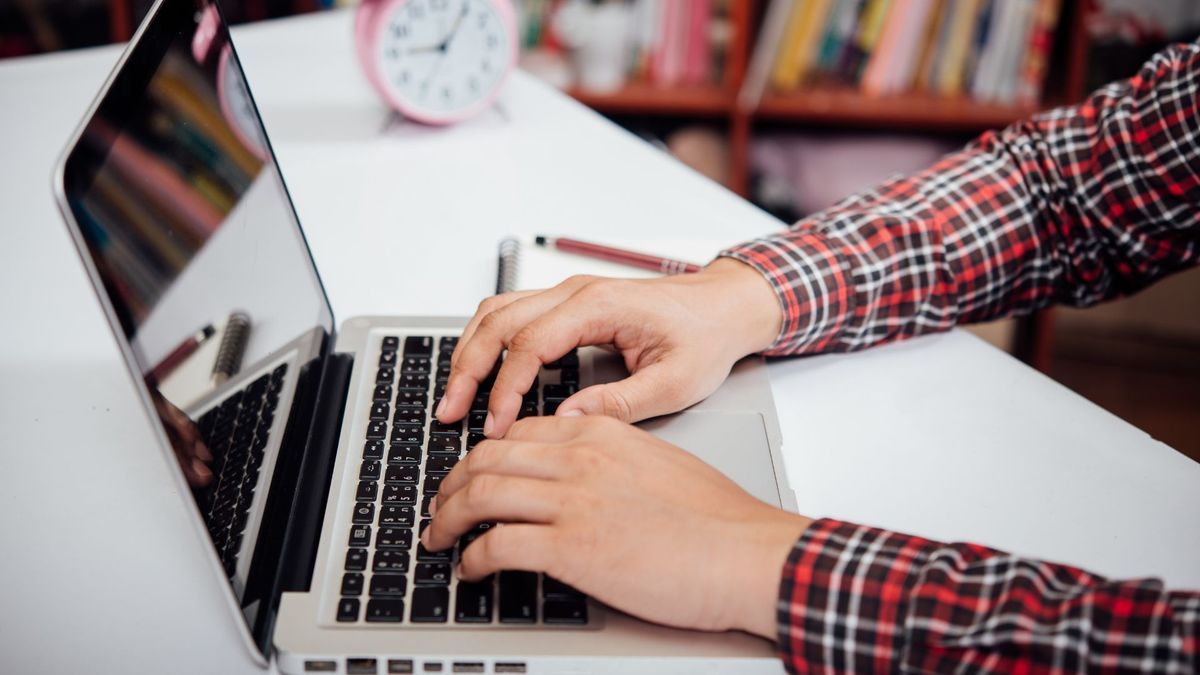 Persona utilizando un computador