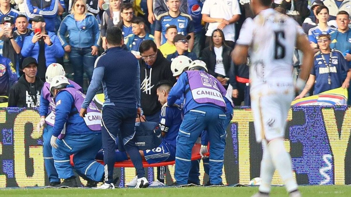 Falcao García saliendo del partido por lesión