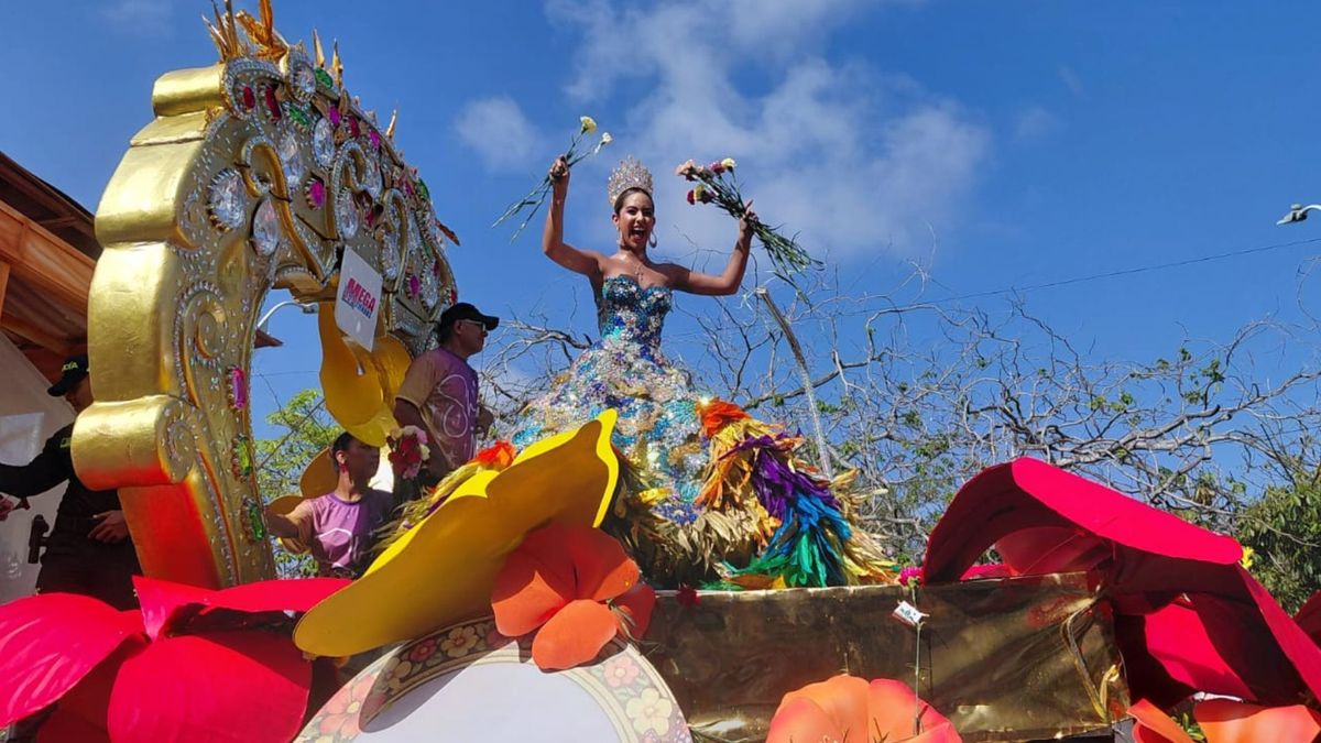 Sharon Hurtado, reina del Carnaval de la 44, en su carroza