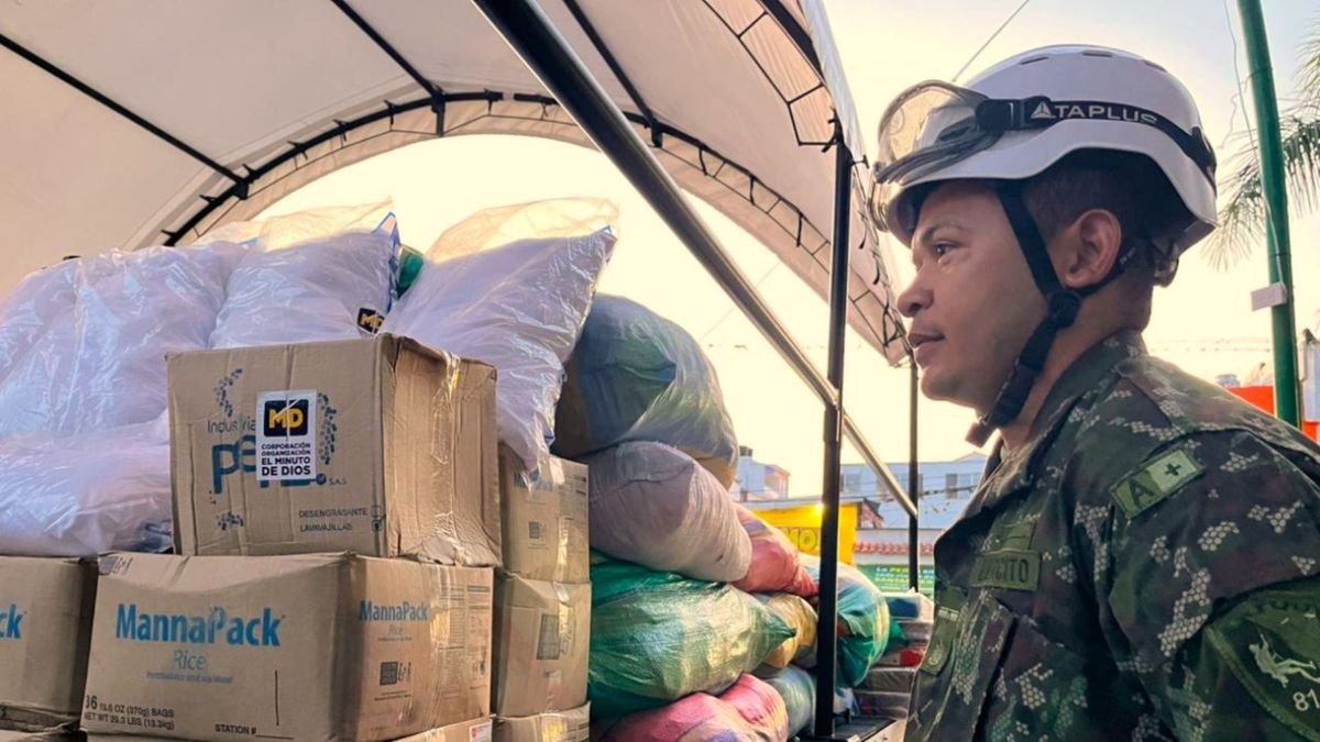 Soldados del Ejército Nacional entregando ayudas humanitarias