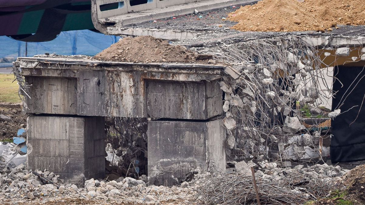 Demolición en obra de construcción del IDU en Bogotá