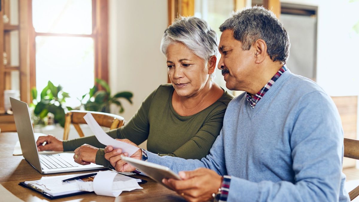 Adultos mayores estudiando, imagen ilustrativa