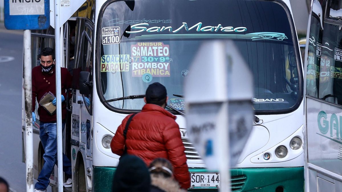 Pasajero esperando bus de transporte público en Soacha