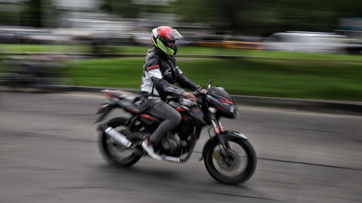Motociclista conduciendo por una calle de Bogotá