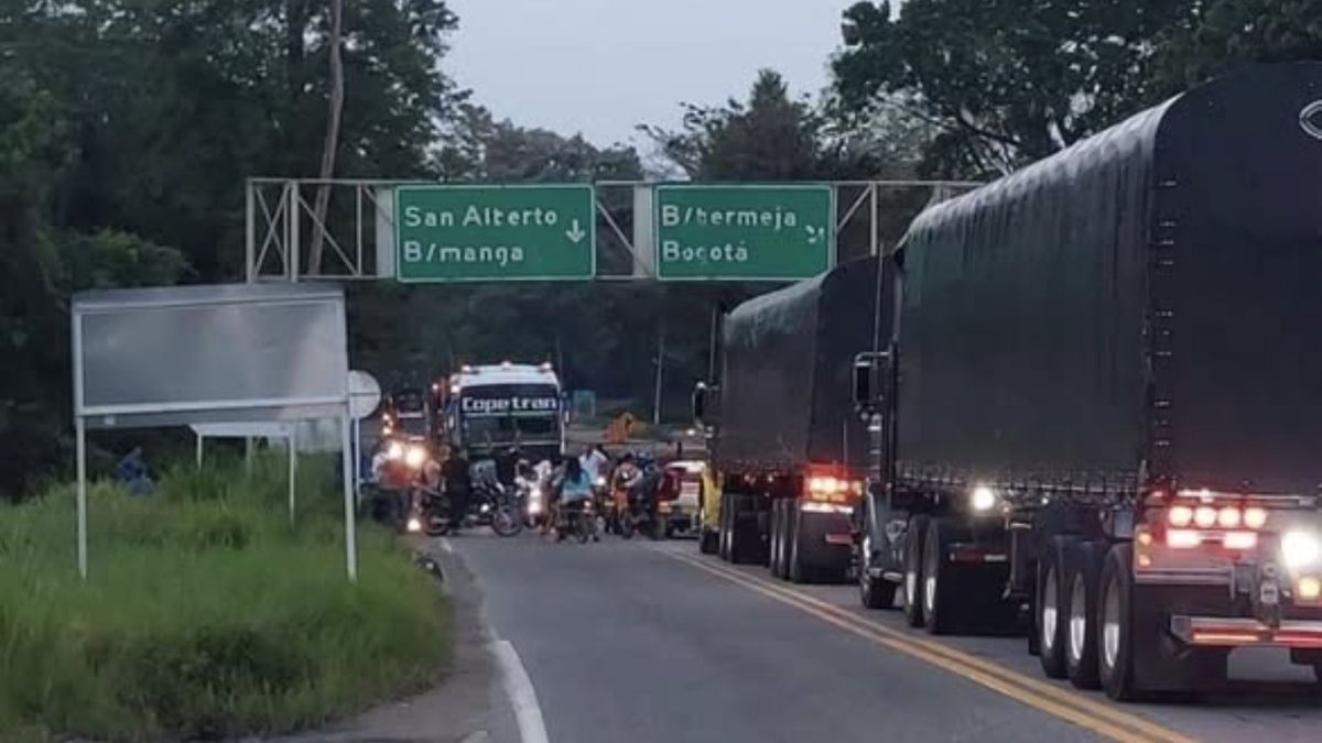 Paro de volqueteros en la Transversal del Carare