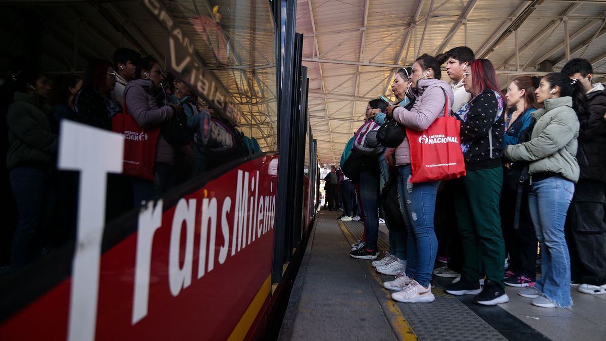 Galán dice si bajará pasaje de Transmilenio por suspensión del mínimo