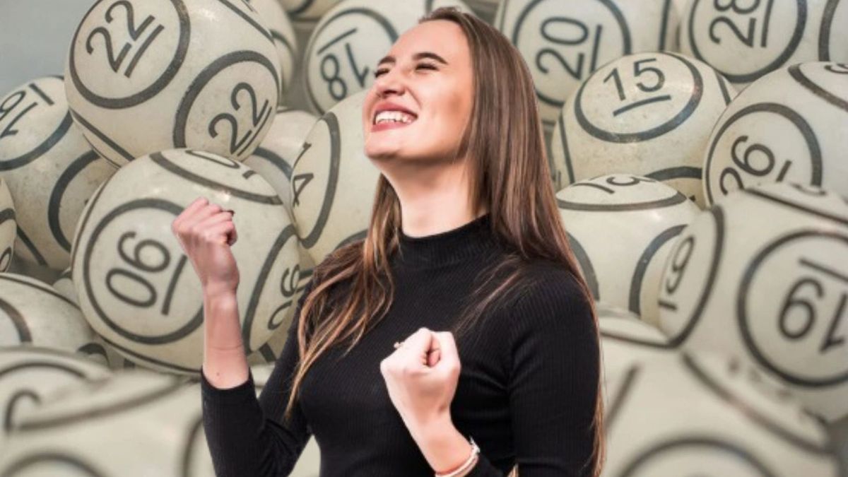 Balotas de chance y mujer celebrando