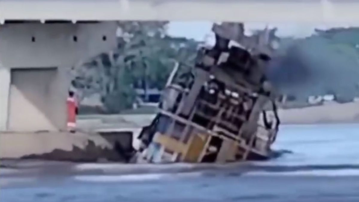 Remolcador se estrella contra puente en el río Magdalena