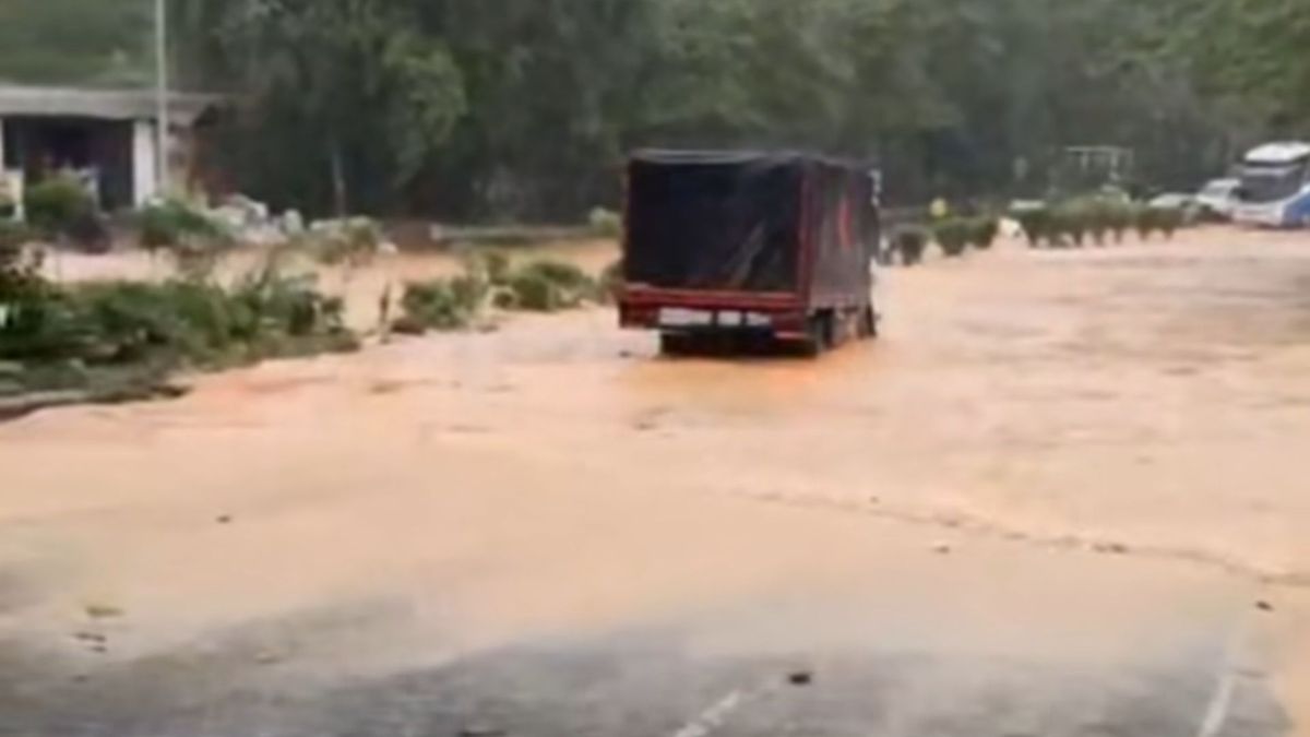 Vía Bucaramanga - Rionegro inundada por lluvias