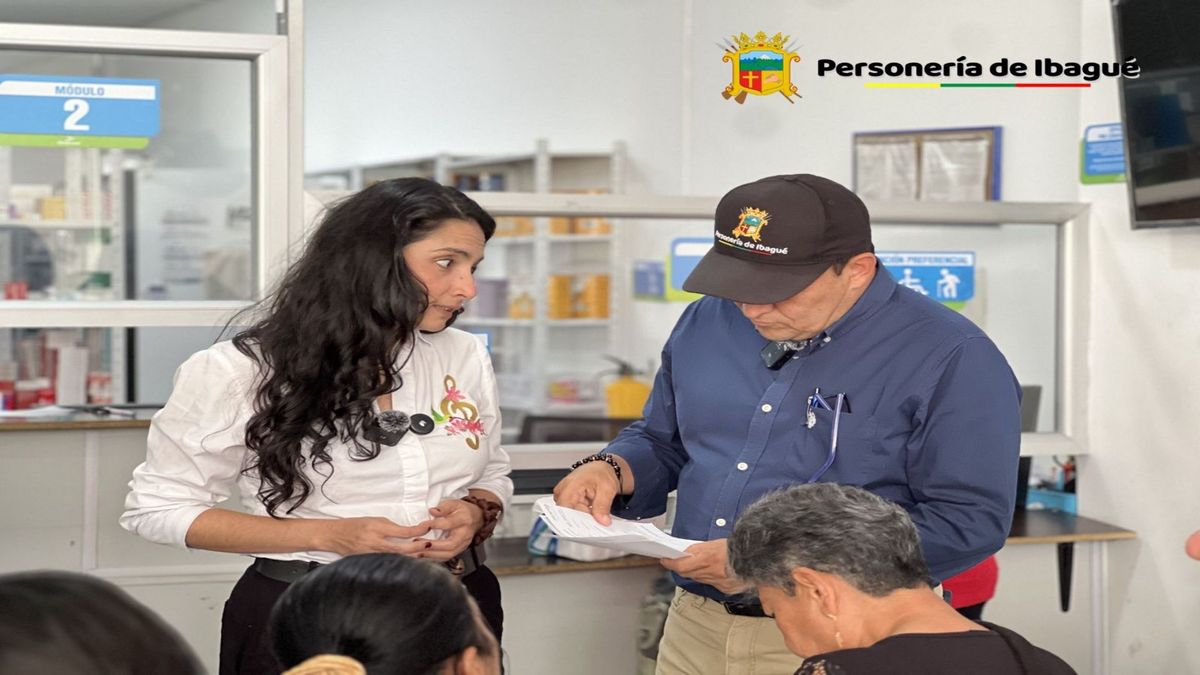 Usuarios esperan hasta dos horas en Disfarma