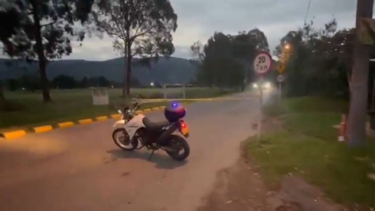 Moto de Policía de Tránsito vigilando paso de vehículo en Autopista Norte