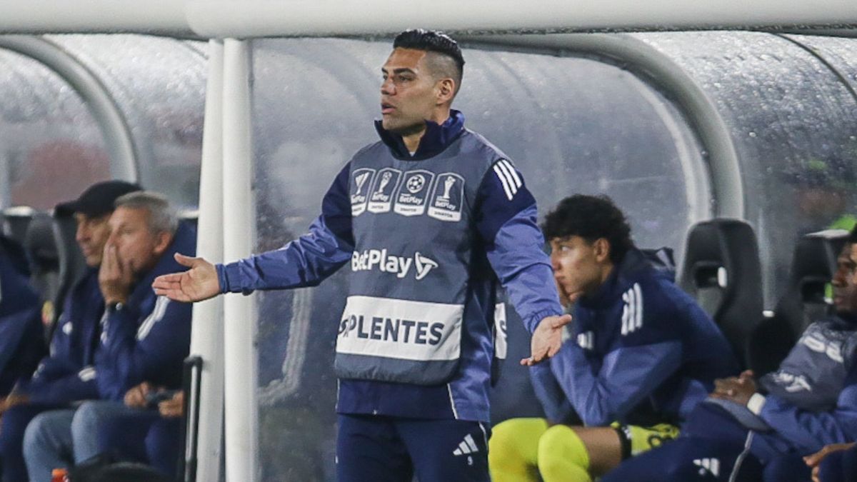 Falcao García en el banco de suplentes de Millonarios