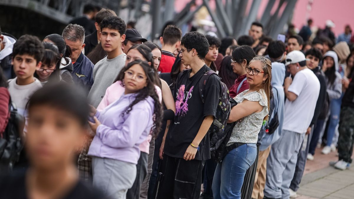 Jóvenes haciendo fila en Bogotá