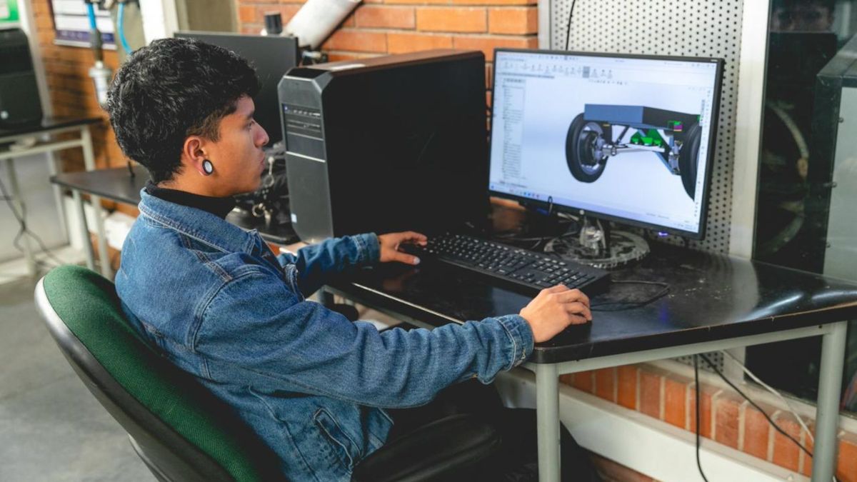 Joven estudiante del SENA en un computador