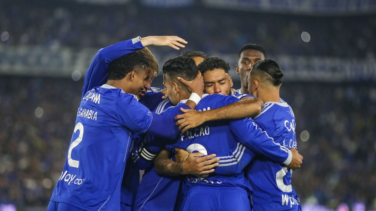 Jugadores de Millonarios celebrando un gol