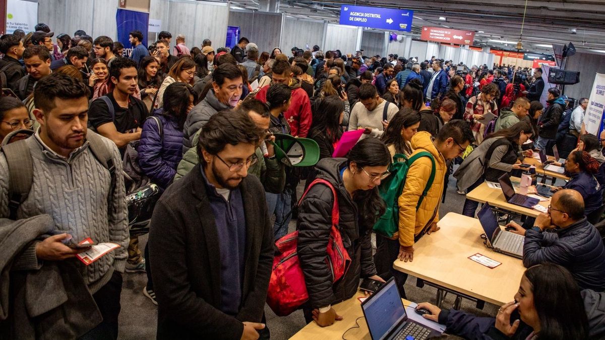 Ciudadanos buscando trabajo en la megaferia de empleo