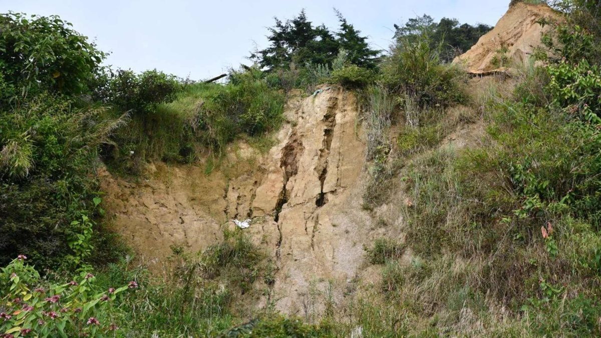 Deslizamiento en Bello pone en riesgo viviendas