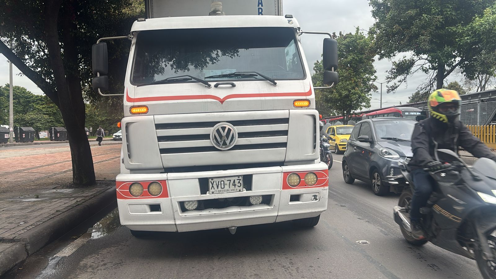 Camión varado en Engativá