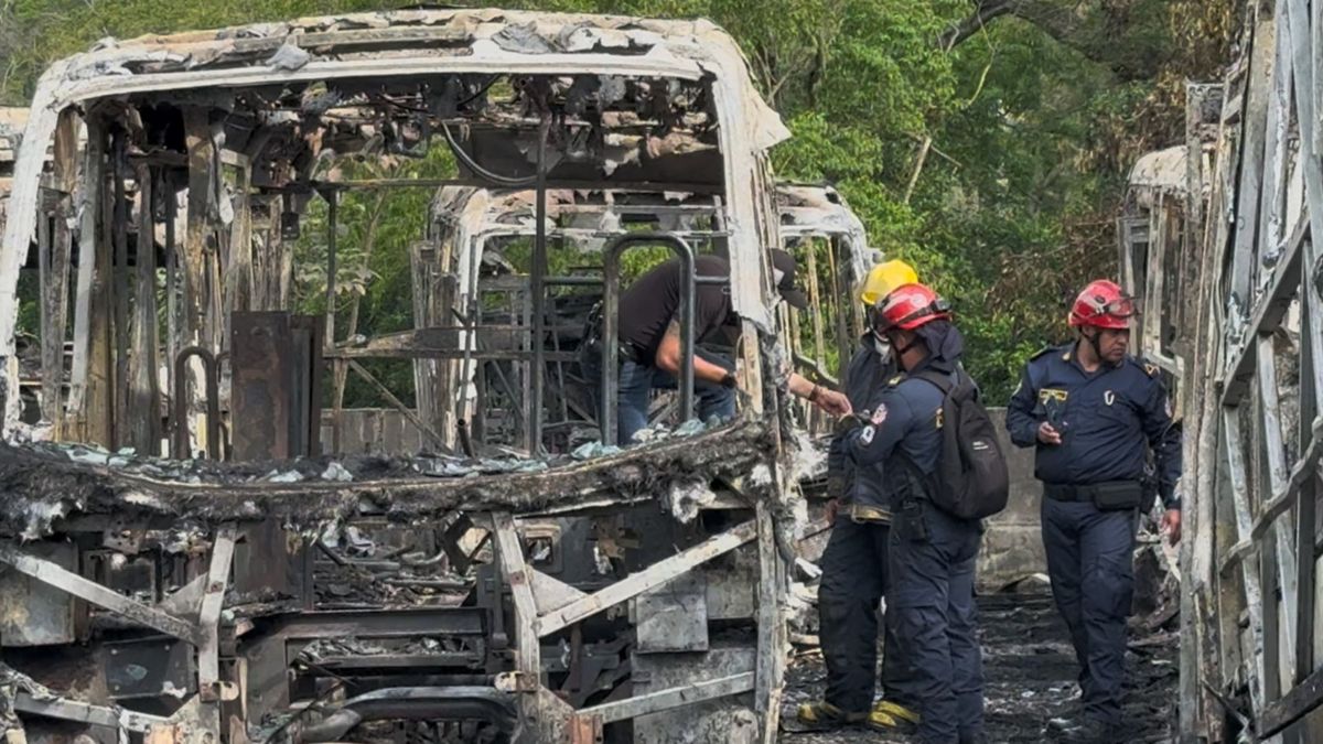 Incendio de buses de Metrolínea en estación de Girón
