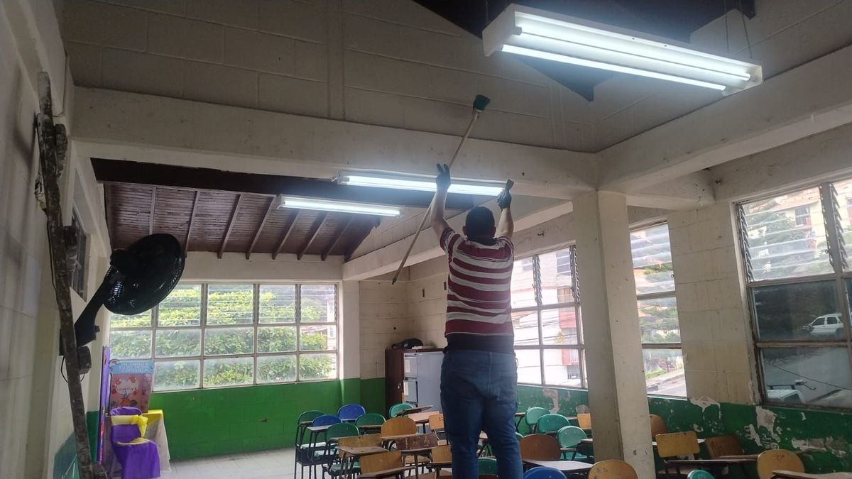 Padres de familia instalaron con recursos propios la nueva cubierta del acceso principal del Liceo Antioqueño sede Serramonte