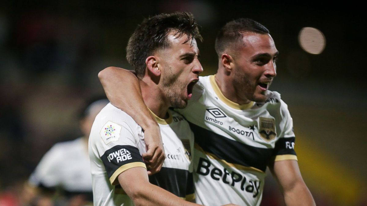 Jugadores del Internacional de Bogotá celebrando un gol
