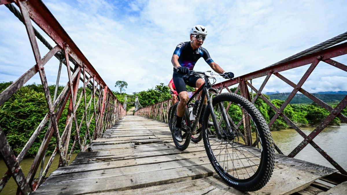 Ciclista corriendo la Tatacoa Race