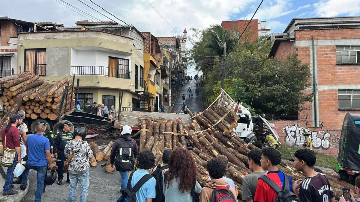 Camión cargado de madera se volcó en plena loma de la vía hacia San Antonio de Prado