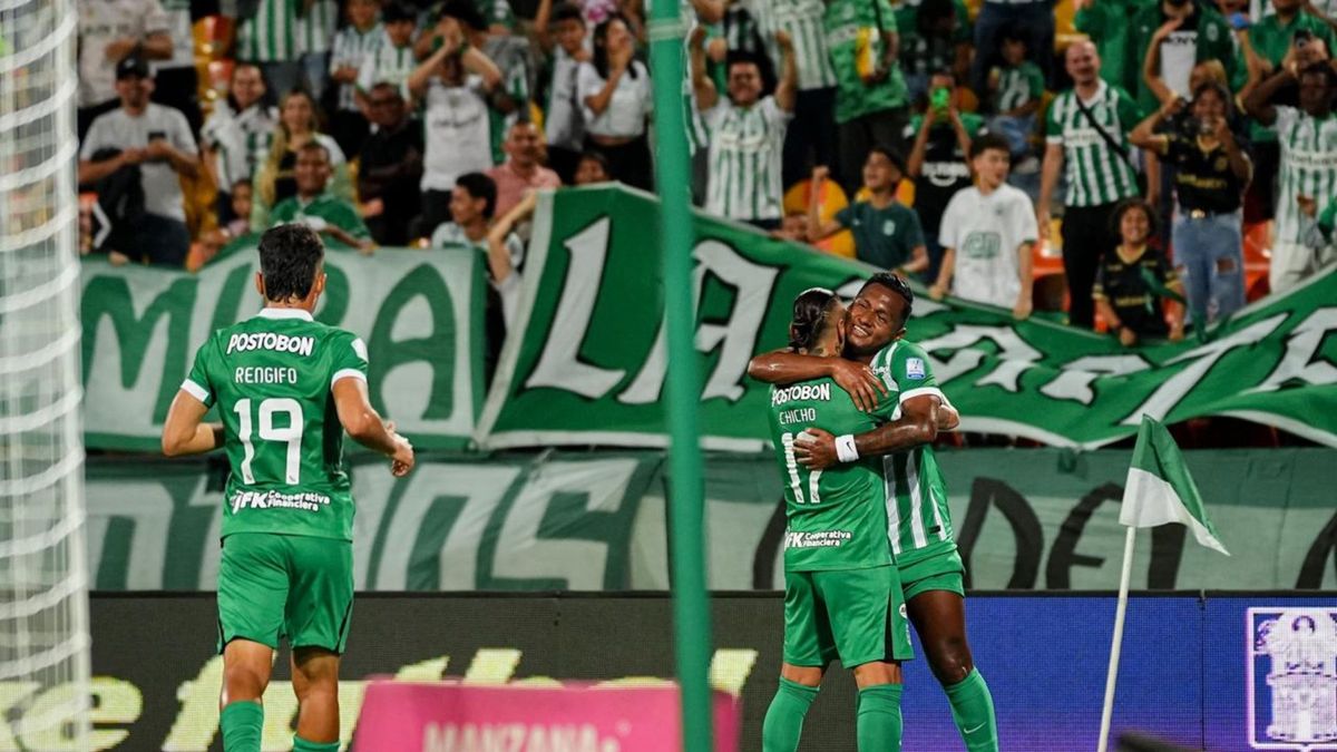 Jugadores de Atlético Nacional celebrando gol con sus hinchas