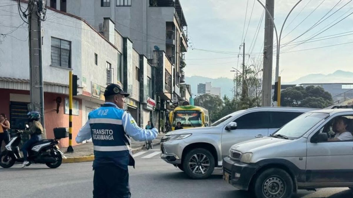 Agente de tránsito regulando tráfico en Bucaramanga