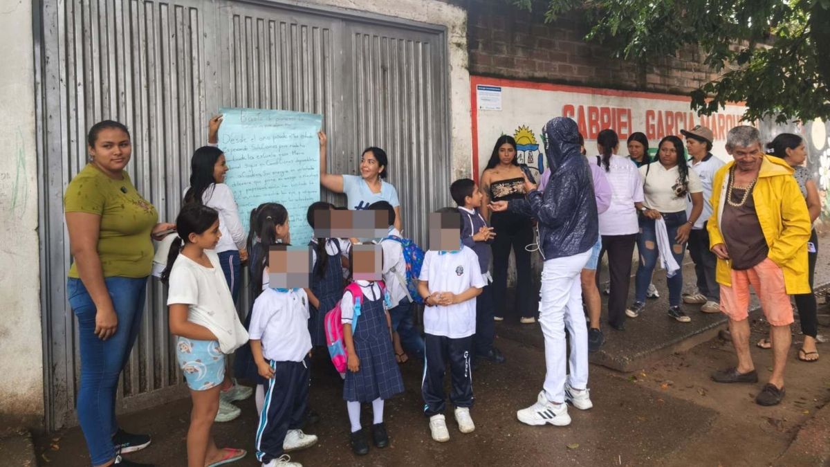 Padres y docentes mantienen plantón por grave deterioro en colegio adscrito a la I.E. Gabriel García Márquez