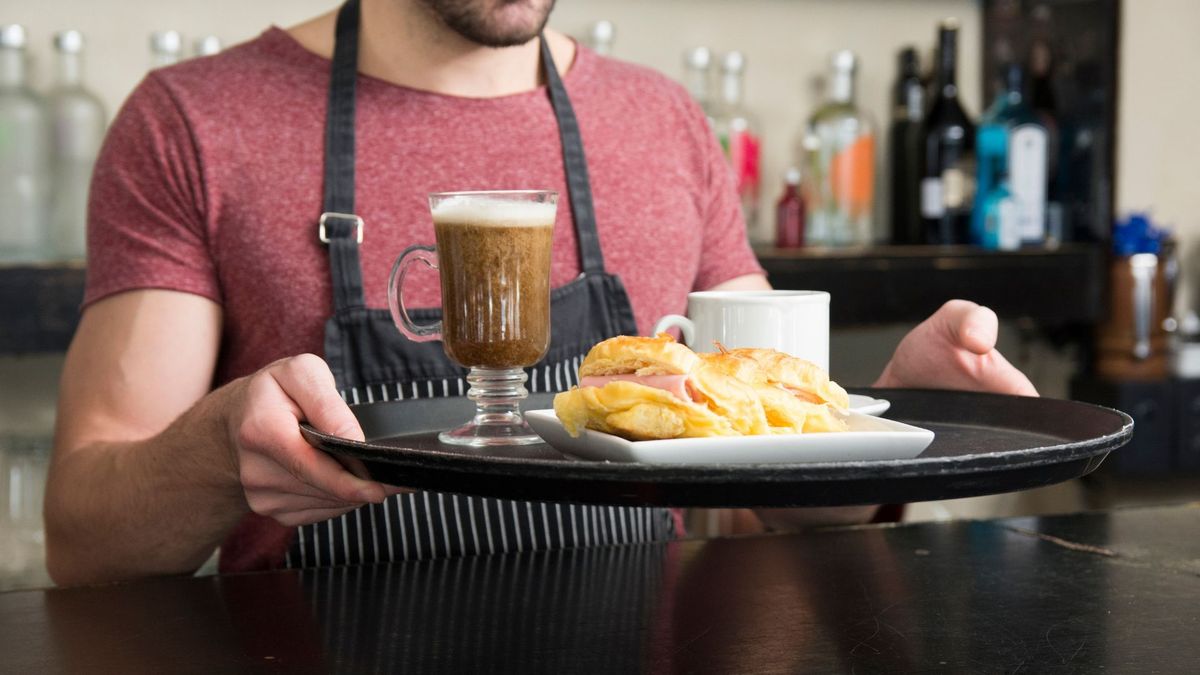 Imagen ilustrativa de una persona llevando un pedido de comida a la mesa
