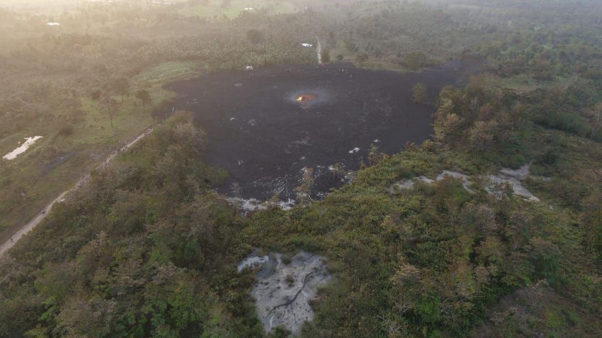 Volcán de lodo en erupción en Urabá