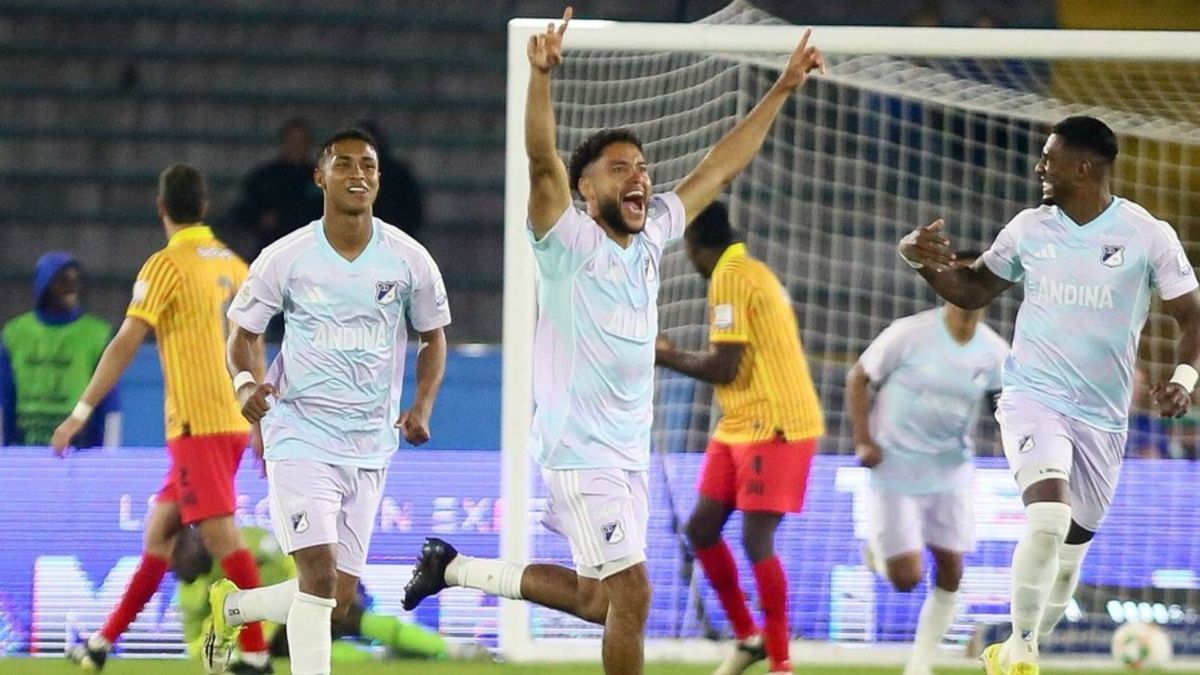 Jugadores de Millonarios celebrando un gol contra el Pereira