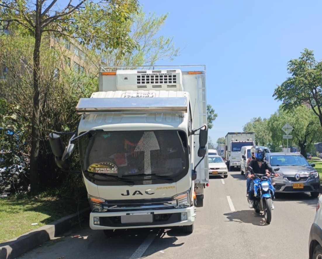 Camión varado en avenida Boyacá con calle 24C